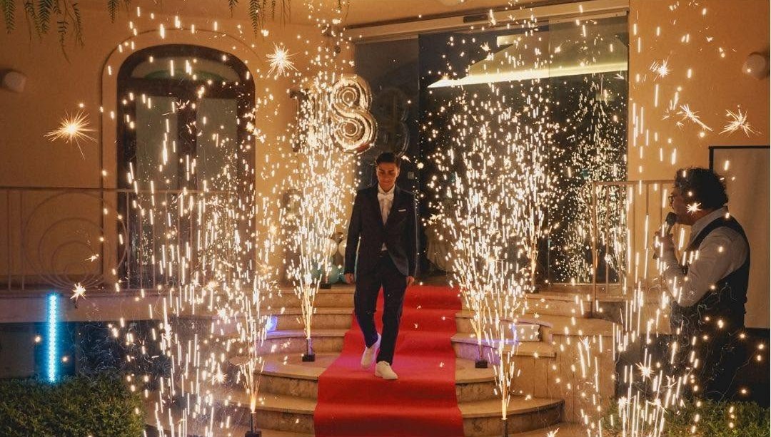 Ingresso sul red carpet tra fuochi freddi durante una festa di 18 anni