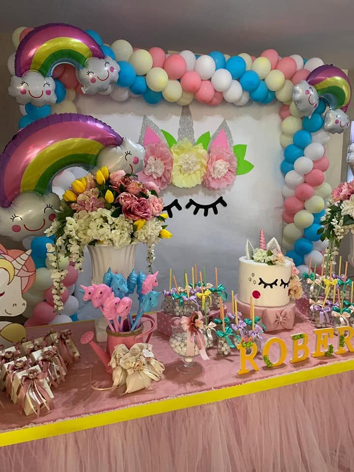 Compleanno a tema unicorno con torta, dolci e palloncini colorati